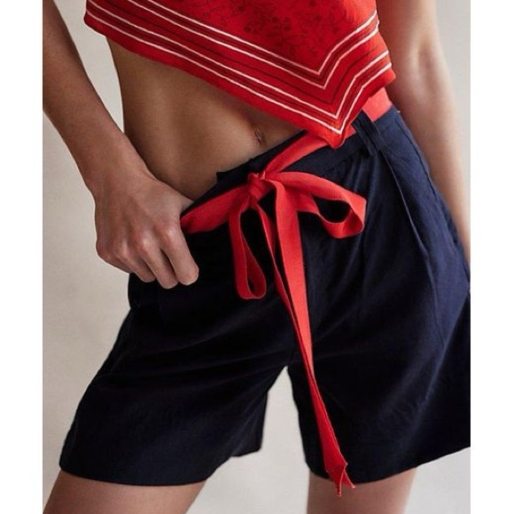 Free People • Navy perfect prep trouser shorts